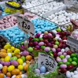 I dolci che per� ci attirano di pi� sono prodotti in Puglia. Si tratta dei �tenerelli� di Andria: colorati confetti alla mandorla, al liquore, alla frutta e al peperoncino. Noi, prima di andare via, ne prendiamo furtivamente uno. E per un attimo ritorniamo bambini